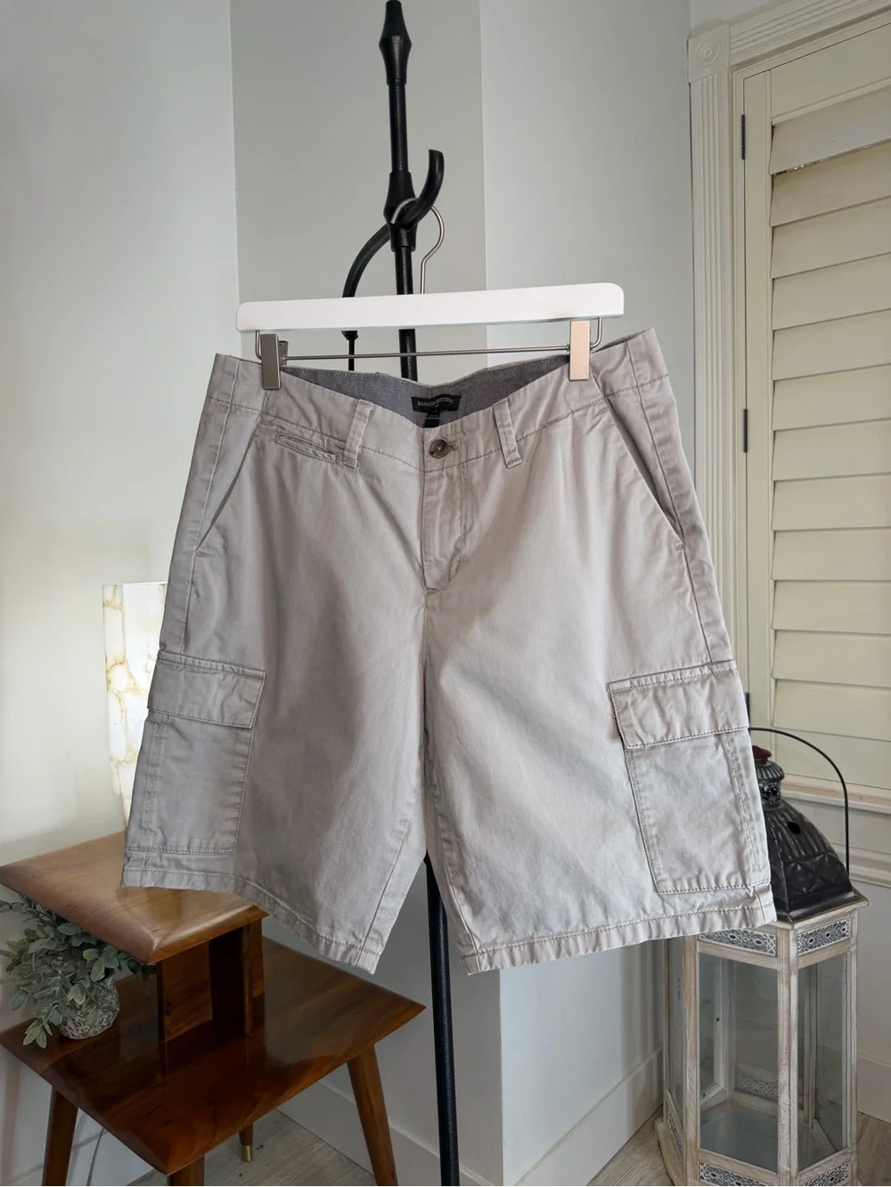 Banana Republic Men's Cargo Shorts in Light Gray - Size 33 - 7”